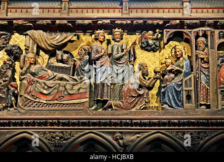 Les panneaux de bois du 14ème siècle représentant des scènes de la vie de Jésus Christ à l'intérieur de la Cathédrale Notre Dame, Paris, France. Banque D'Images