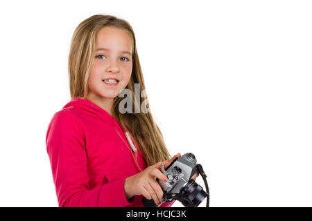 Jeune fille tenant une caméra SLR vintage isolé sur fond blanc Banque D'Images