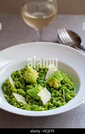 Risotto vert avec le chou-fleur romanesco et parmesan Banque D'Images