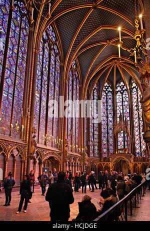 Les visiteurs d'admirer l'incroyable vitraux de l'étage supérieur de la Sainte-Chapelle dans l'Île de la Cité, Paris, France. Banque D'Images