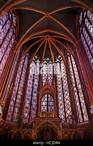 Des vitraux de l'étage supérieur de la Sainte-Chapelle dans l'Île de la Cité, Paris, France. Banque D'Images