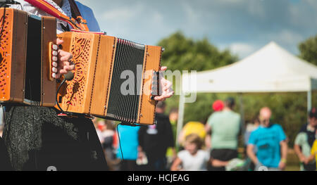 Joueur d'accordéon sur scène dans une danse populaire Banque D'Images