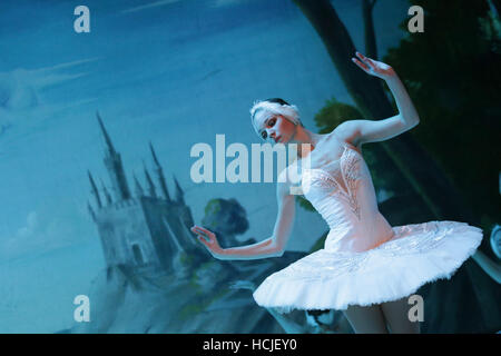 Sofia, Bulgarie - décembre 7, 2016 : "l'Etat de Saint-Pétersbourg ballet sur glace' effectue le Lac des cygnes ballet sur glace dans le hall 1 du Palais National de la Culture. Banque D'Images