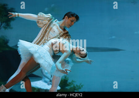 Sofia, Bulgarie - décembre 7, 2016 : "l'Etat de Saint-Pétersbourg ballet sur glace' effectue le Lac des cygnes ballet sur glace dans le hall 1 du Palais National de la Culture. Banque D'Images