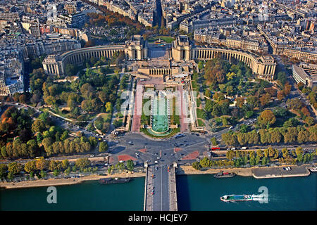 Le Palais de Chaillot et les jardins du Trocadéro. Vue du haut de la Tour Eiffel. Paris, France. Banque D'Images