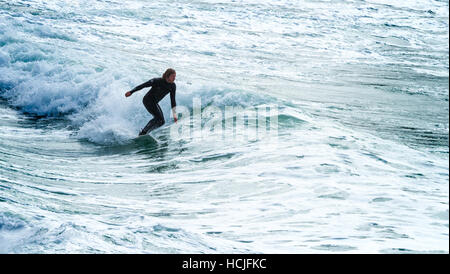Cornish surfer rides de l'eau blanc Banque D'Images