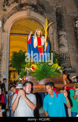 Nicaragua non identifié à prendre part à la procession des Rameaux à Granada au Nicaragua. Dimanche des Rameaux marque le début de la semaine sainte. Banque D'Images