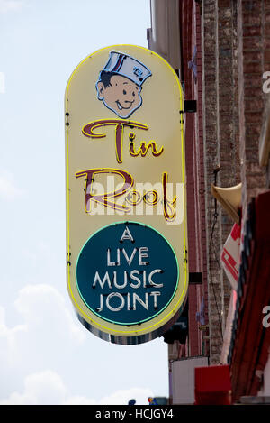 Toit en tôle signe sur Broadway, Nashville, Tennessee, USA. Banque D'Images