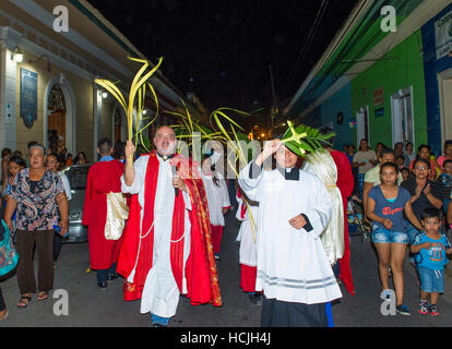 Nicaragua non identifié à prendre part à la procession des Rameaux à Granada au Nicaragua. Dimanche des Rameaux marque le début de la semaine sainte. Banque D'Images