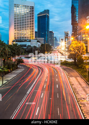 Une longue exposition de la circulation autour de la Plaza Indonésie à Jakarta la nuit en Indonésie capitale. Banque D'Images