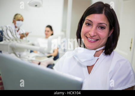 Female dentiste Clinique dentaire en Banque D'Images