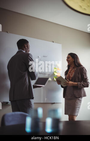 Businessman discuter sur tableau blanc avec un collègue Banque D'Images