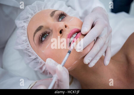 Femme avec la réception de visage botox injection Banque D'Images