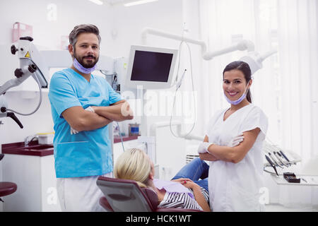 Portrait de l'homme et de la femme debout dans une clinique dentaire dentiste Banque D'Images