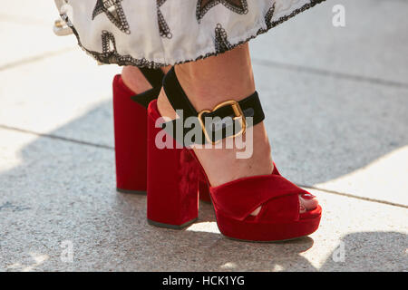 Femme avec talons hauts chaussures avant de velours rouge Stella jean fashion show, Milan Fashion Week street style le 25 septembre 2016. Banque D'Images