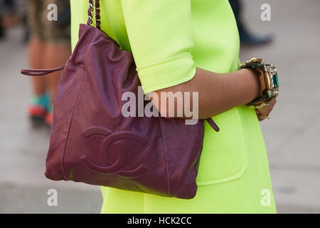 Femme avec sac Chanel en cuir violet avant Stella jean fashion show, Milan Fashion Week street style le 25 septembre, à Milan. Banque D'Images