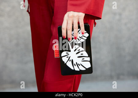 Femme avec sac noir avec feuilles blanc et rouge design détail Lego avant de Salvatore Ferragamo fashion show, Milan Fashion Week. Banque D'Images