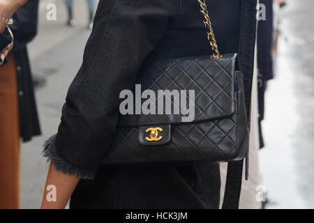Femme avec sac en cuir Chanel noir avant de Wunderkind fashion show, Milan Fashion Week street style le 21 septembre, à Milan. Banque D'Images