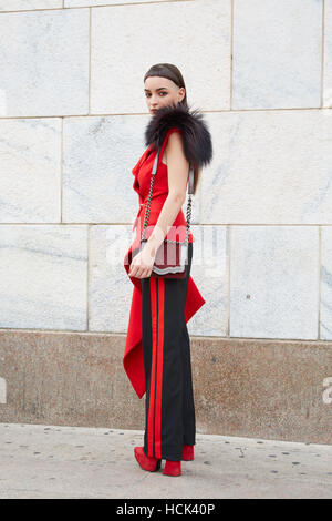 Femme avec des vêtements rouges et noirs avant de Genny fashion show, Milan Fashion Week street style le 22 septembre 2016 à Milan. Banque D'Images