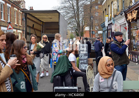 London, UK, 03/04/2016, coiffeur Columbia Road Flower Market dimanche scènes. Banque D'Images