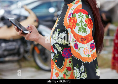 Robe Femme avec contrôle de smartphone avant de Gucci fashion show, Milan Fashion Week street style du 21 septembre. Banque D'Images