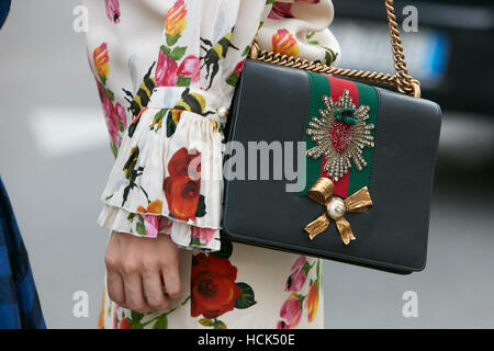 Femme avec sac Gucci décorées et floral dress avant Gucci fashion show, Milan Fashion Week street style du 21 septembre. Banque D'Images