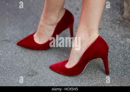 Femme avec le velours rouge hautes chaussures de talon avant de Prada fashion show, Milan Fashion Week street style le 22 septembre 2016 à Milan. Banque D'Images
