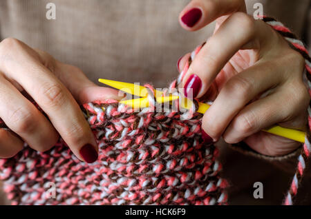 Close-up des mains tricot. Foulard fait main Banque D'Images