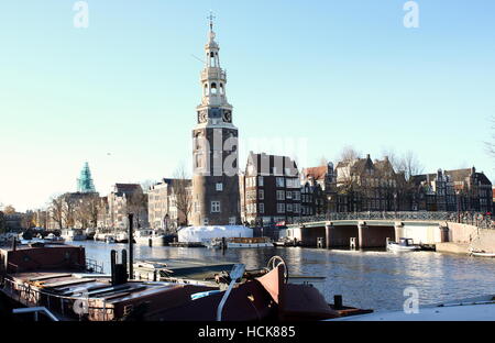 16e siècle (Montelbaanstoren Montelbaan Tower, 48m de haut) au canal Oude Schans, Amsterdam, chambre bateaux amarrés en premier plan Banque D'Images