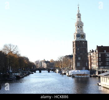 16e siècle (Montelbaanstoren Montelbaan Tower, 48m de haut) au canal Oude Schans, Amsterdam, Pays-Bas Banque D'Images