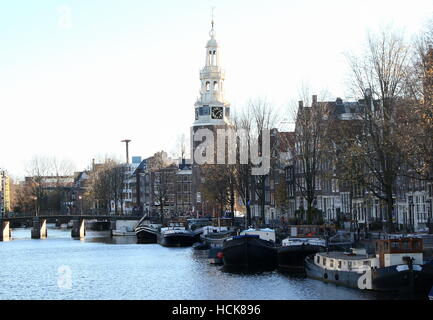 16e siècle (Montelbaanstoren Montelbaan Tower, 48m de haut) au canal Oude Schans, Amsterdam, chambre bateaux amarrés en premier plan Banque D'Images