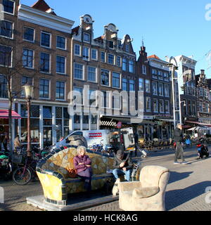 Jeune femme âgée et à tourisme place Nieuwmarkt au centre d'Amsterdam, aux Pays-Bas. Banque D'Images
