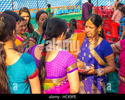 Womans indiennes en saris colorés traditionnels dans un jour de mariage à Haldwani, Kaladunghi Chotti, Uttarakand, Inde Banque D'Images