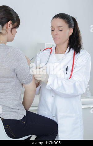 Doctor injecting patients Banque D'Images