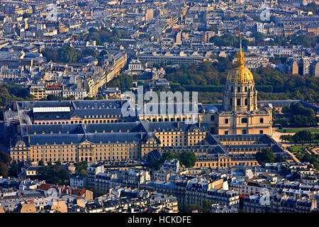 L'Hôtel National des Invalides comme vu du haut de la Tour Eiffel, Paris, France Banque D'Images