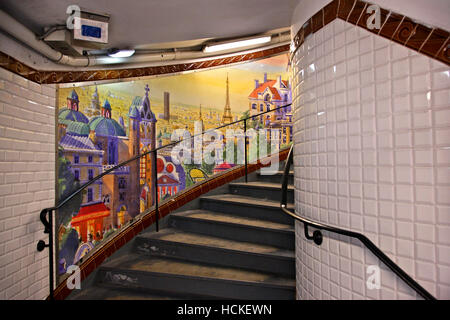 L'escalier de la station de métro Abbesses (ligne 12), 18e arrondissement de Paris, Montmartre, Paris, France. Banque D'Images