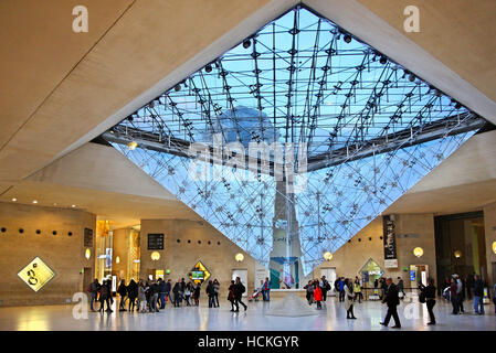 Le "Carrousel du Louvre", un centre commercial sous le Louvre, célèbre pour sa pyramide inversée. Paris, France. Banque D'Images