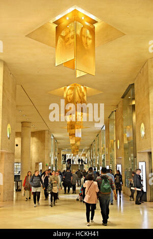 Le "Carrousel du Louvre", un centre commercial sous le Louvre, célèbre pour sa pyramide inversée. Paris, France. Banque D'Images
