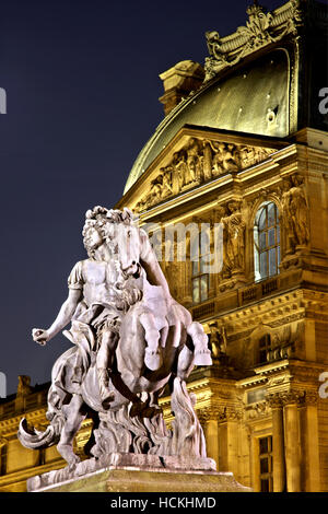 Statue de Louis XIV à l'extérieur du musée du Louvre, Paris, France. Banque D'Images