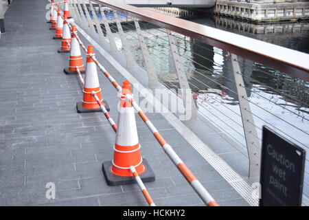 Rangée de cônes de circulation montrant la prudence sur un pont Banque D'Images