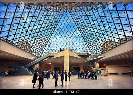 À l'entrée principale du musée du Louvre, sous la célèbre pyramide de verre. Paris, France. Banque D'Images