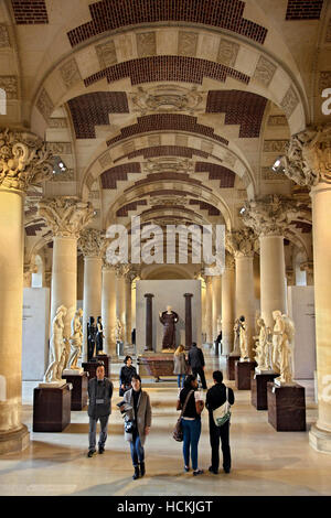 Une des salles de l'aile Denon au Louvre musée consacré à la sculpture. Paris, France. Banque D'Images