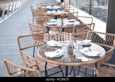 Belle terrasse de restaurant avec vue sur la rivière Banque D'Images