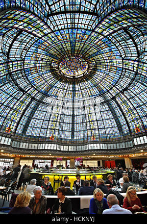 La coupole au restaurant de printemps, l'un des plus célèbres Parisienne shopping centre (depuis 1894), Paris, France Banque D'Images