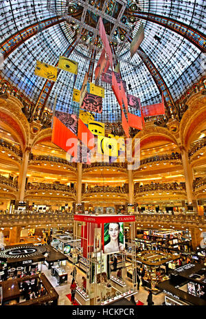 Les Galeries Lafayette, le plus célèbre centre commercial Parisienne (depuis 1894), au 9ème arrondissement, Paris, France Banque D'Images