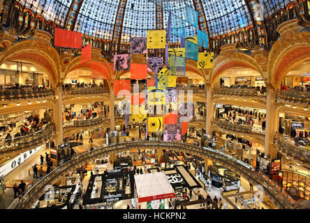 Les Galeries Lafayette, le plus célèbre centre commercial Parisienne (depuis 1894), au 9ème arrondissement, Paris, France Banque D'Images