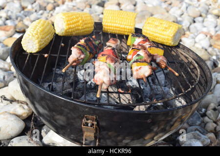 Cuisson barbecue mini brochettes de poulet cru avec le maïs doux Banque D'Images