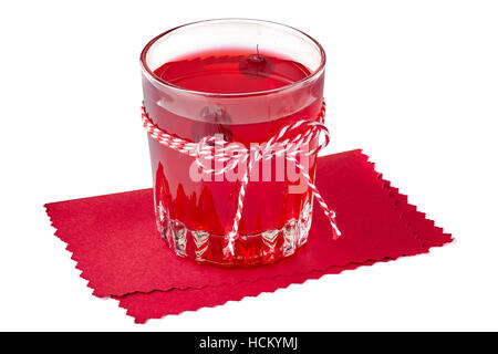 Verre de boisson aux fruits canneberges sur une serviette en papier rouge Banque D'Images