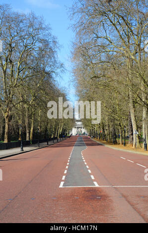 Constitution Hill est une route dans la ville de Westminster à Londres. Il relie l'extrémité ouest de la Mall à Hyde Park Corner Banque D'Images