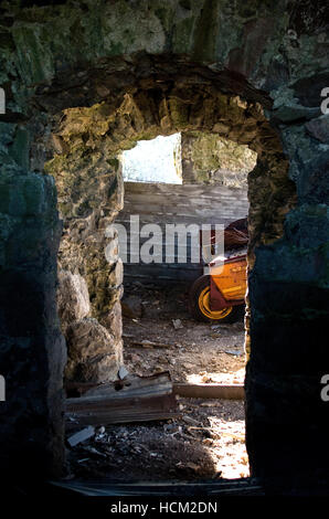 Avec de vieilles ruines brouette Banque D'Images